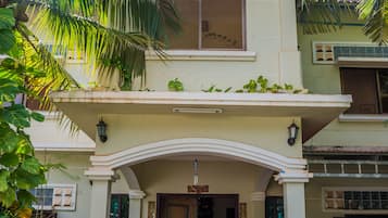 Vista frontal de la propiedad