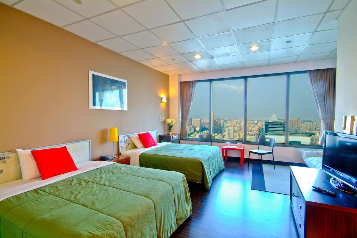 Chambre Quadruple Panoramique, vue ville | Minibar, bureau, rideaux occultants, Wi-Fi gratuit