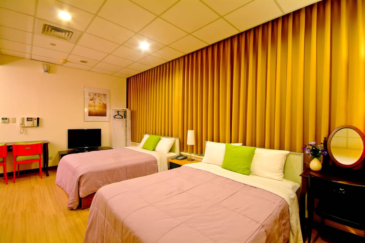 Chambre Quadruple Affaires | Minibar, bureau, rideaux occultants, Wi-Fi gratuit