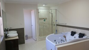 Suite Deluxe, 1 cama King size | Baño | Amenidades de baño gratuitas, secadora de cabello, toallas
