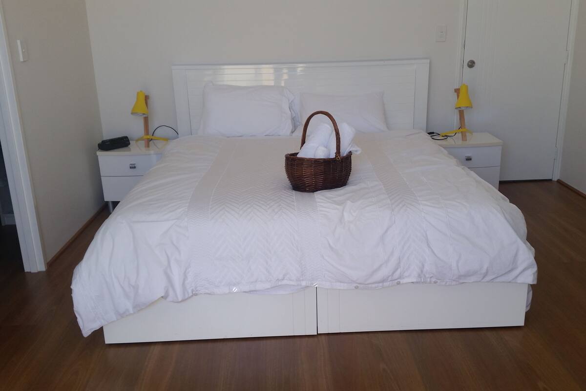 King Room with Private Bathroom | 1 bedroom, free minibar items, iron/ironing board, free WiFi