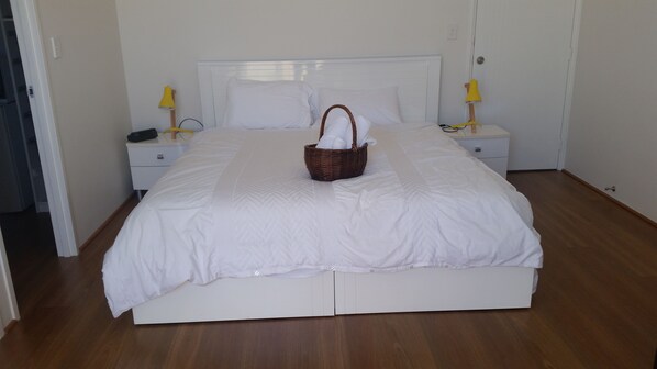 King Room with Private Bathroom | 1 bedroom, free minibar items, iron/ironing board, free WiFi