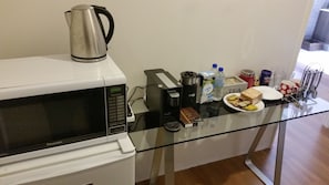 Suite Deluxe, 1 cama King size | Cocineta privada | Refrigerador, microondas y cafetera y tetera