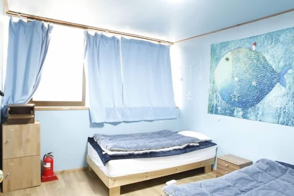 Ropa de cama de alta calidad y caja de seguridad en la habitación
