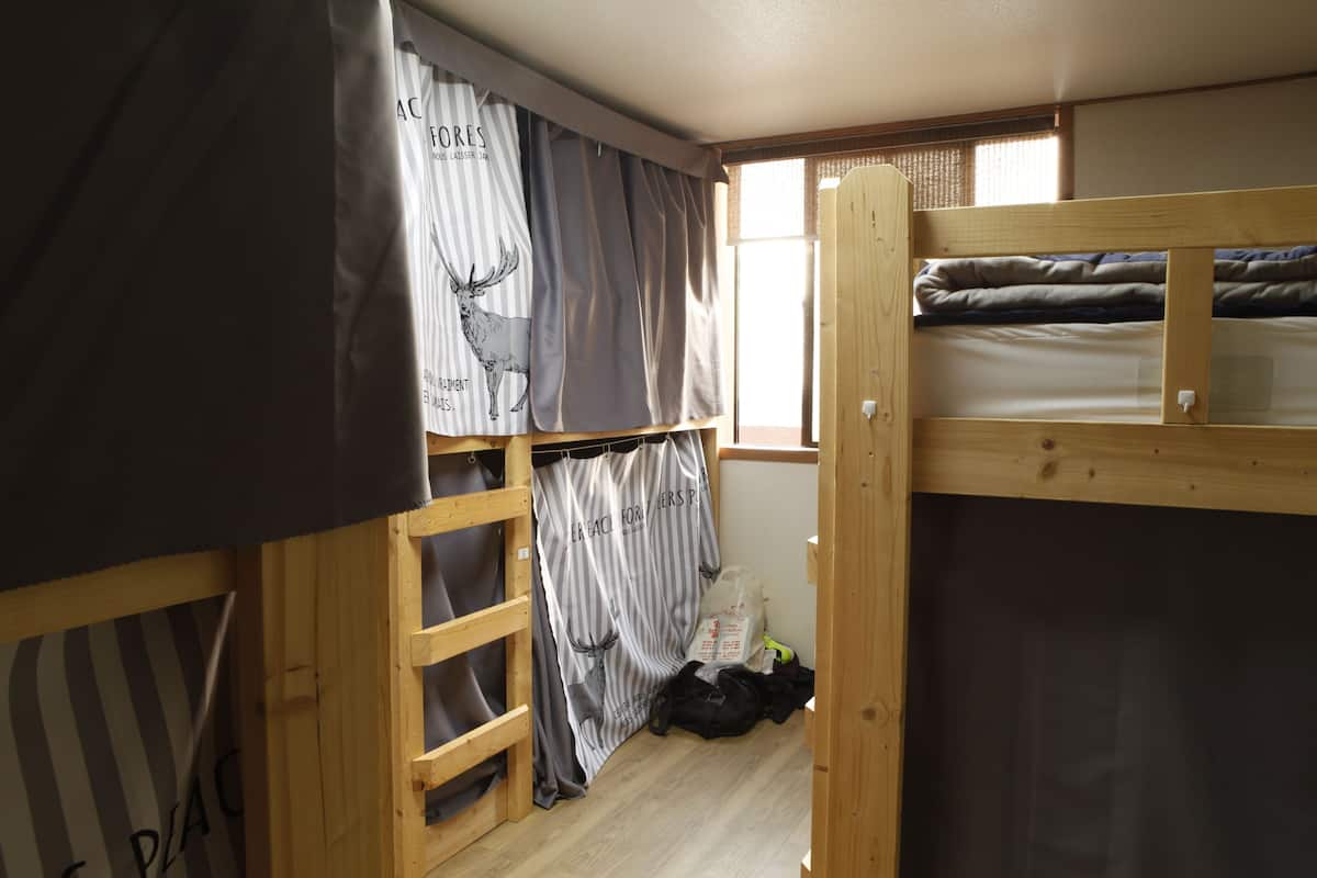 Dormitorio compartido, solo para hombres (6 persons) | Ropa de cama de alta calidad y caja de seguridad en la habitación