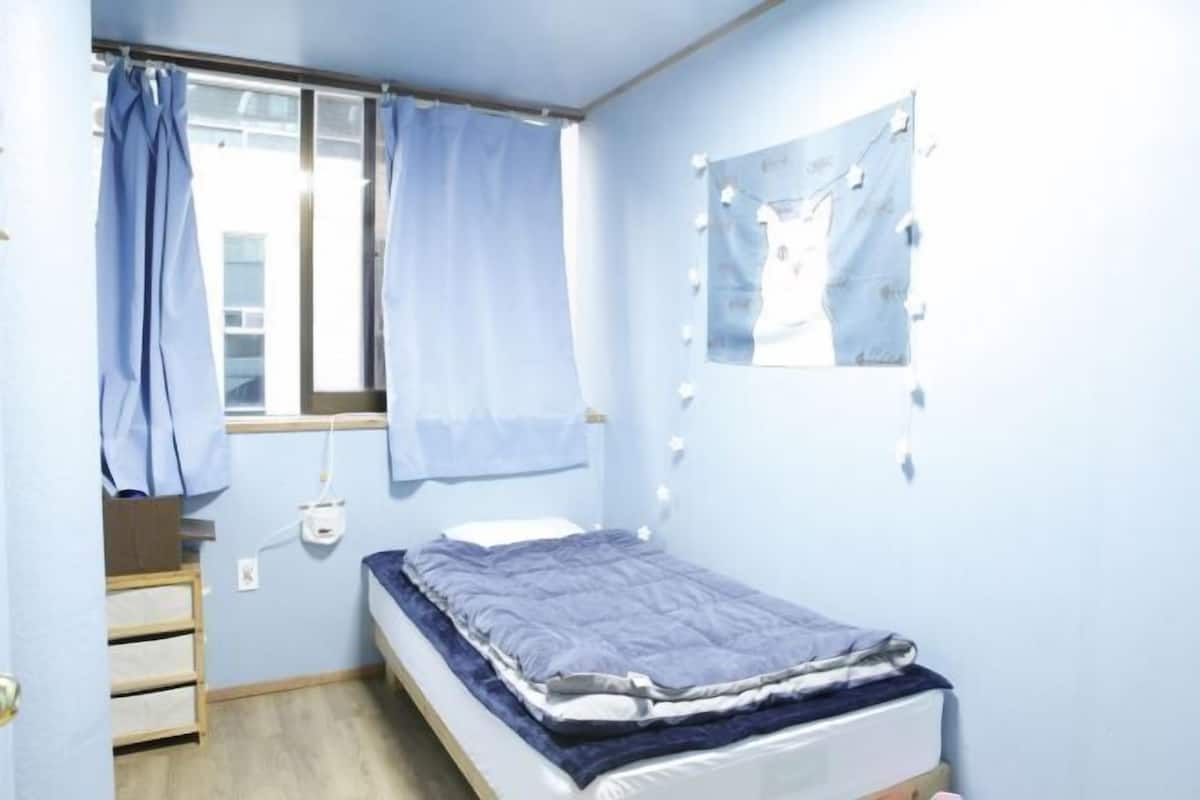 Ropa de cama de alta calidad y caja de seguridad en la habitación