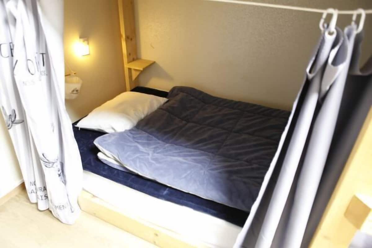 Ropa de cama de alta calidad y caja de seguridad en la habitación