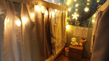 Dormitorio compartido, solo para mujeres (2 persons) | Ropa de cama de alta calidad y caja de seguridad en la habitación