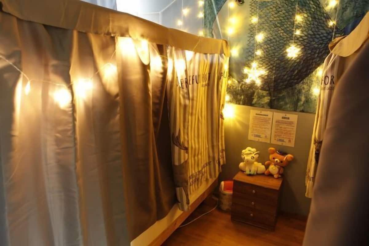 Ropa de cama de alta calidad y caja de seguridad en la habitación