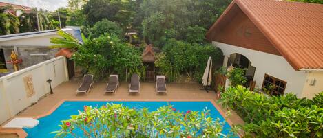 Piscina a l'aire lliure i gandules