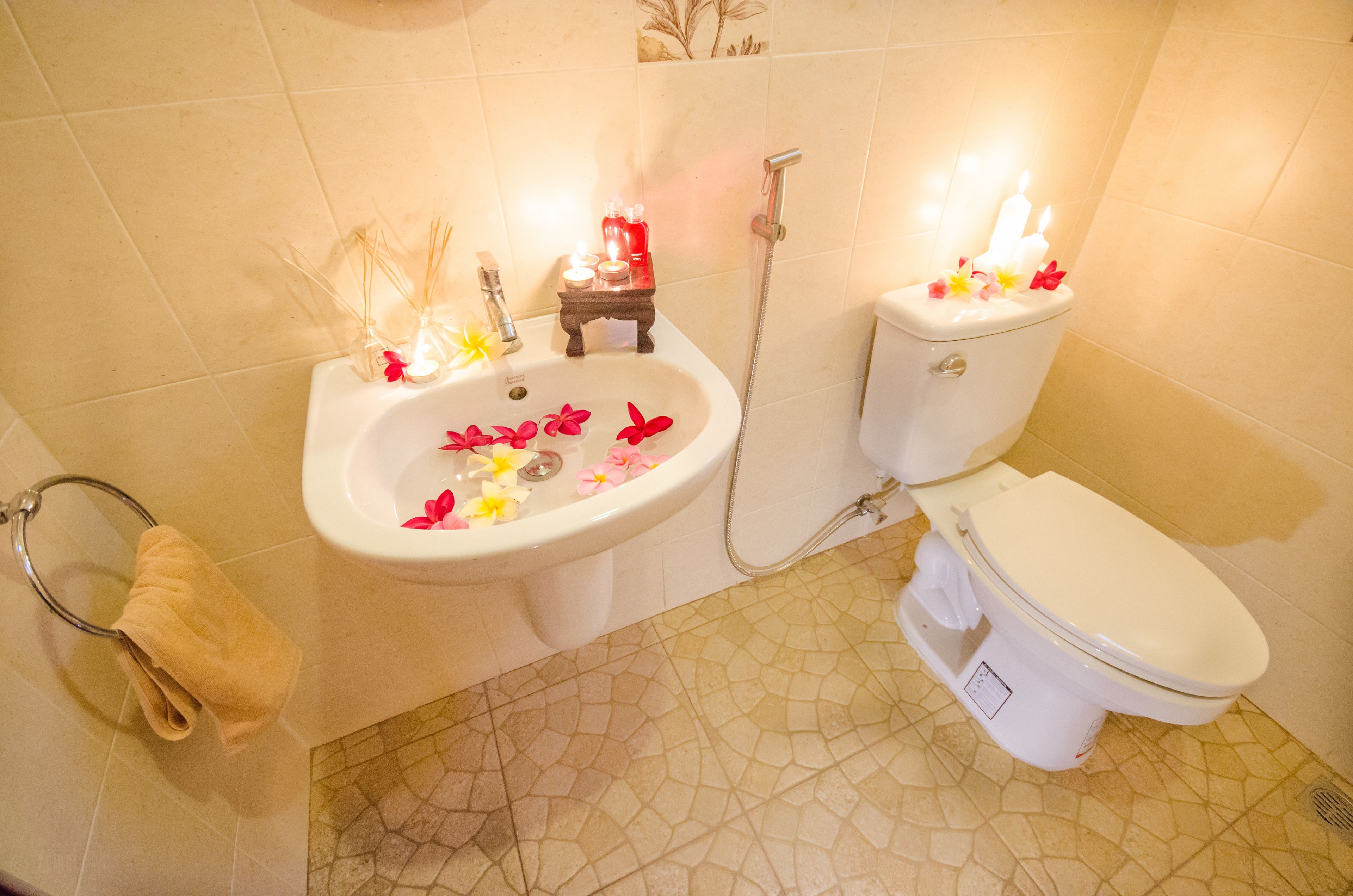 Un baño con lavabo, inodoro y ducha.