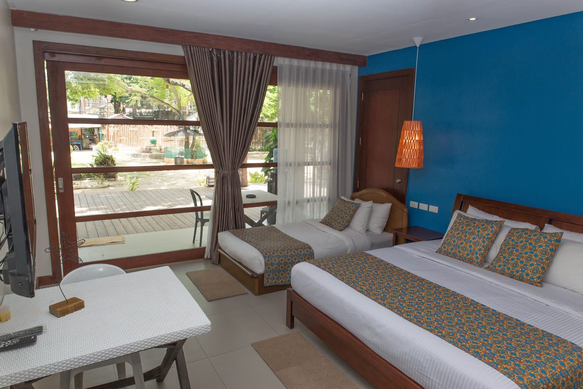 Deluxe Couple Room | In-room safe, desk, bed sheets
