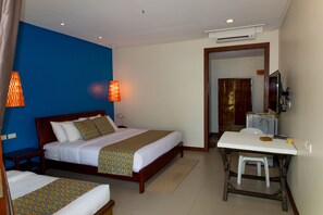 Kamar Deluks (Couple) | Brankas, meja kerja, dan seprai linen