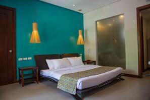 Pengeskab på værelset, skrivebord, sengetøj