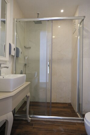 Standard Room | Bathroom | Shower, eco-friendly toiletries, hair dryer, slippers