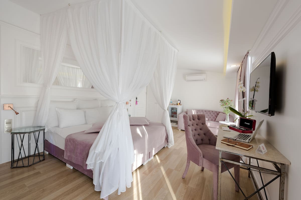 Camera Deluxe | Biancheria da letto di alta qualità, copriletto in piuma, minibar