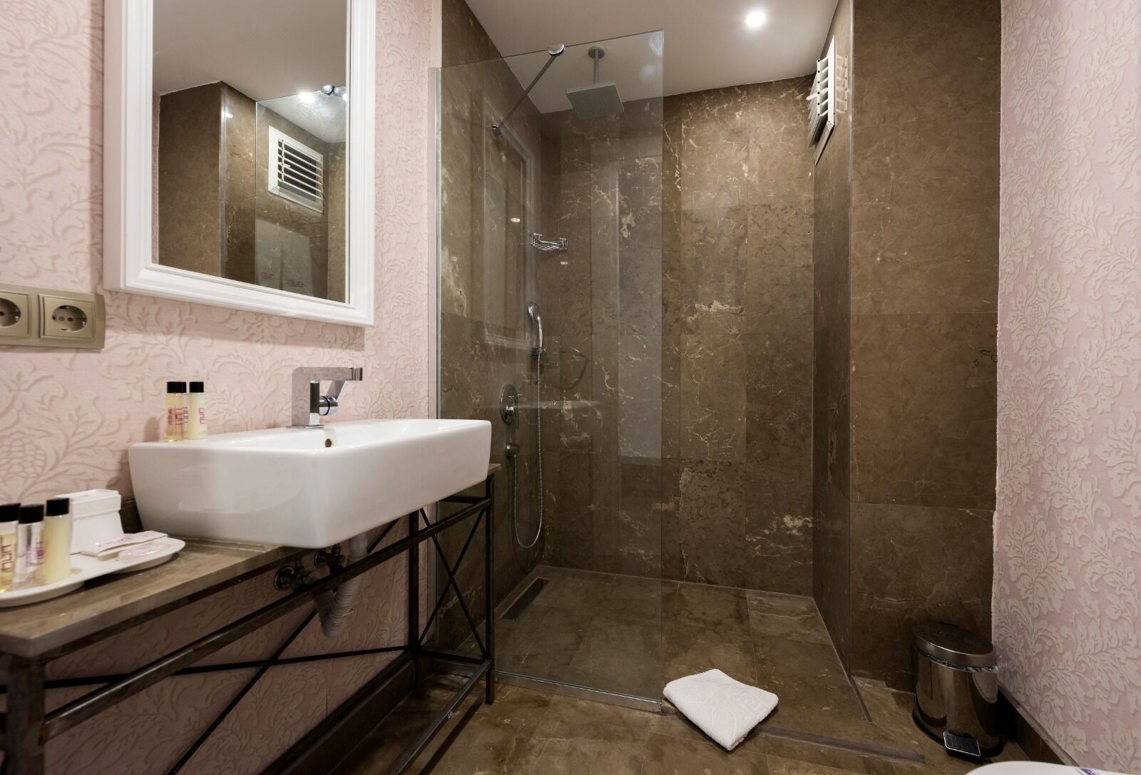 standard room | bathroom | shower, eco-friendly toiletries, hair dryer, slippers