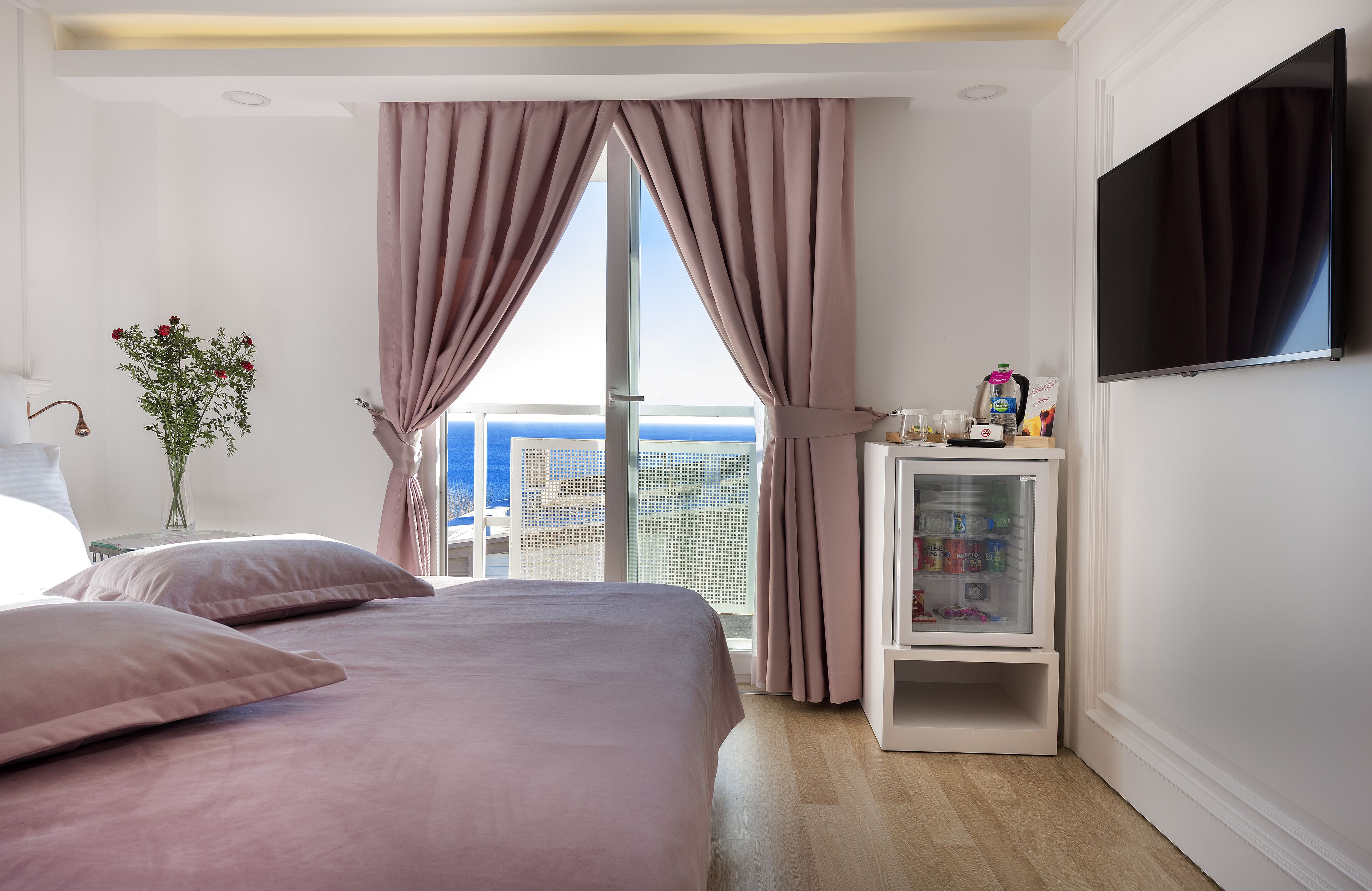 standard room | premium bedding, down duvets, minibar, in-room safe