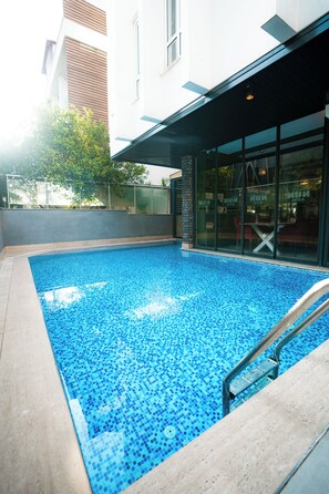 Una piscina al aire libre de temporada
