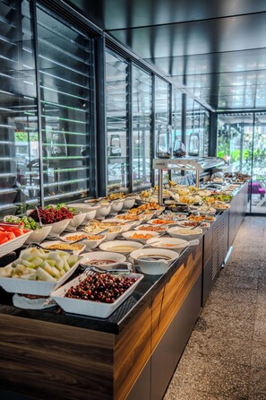 Un bufé con diferentes opciones de comida y una decoración interior moderna.