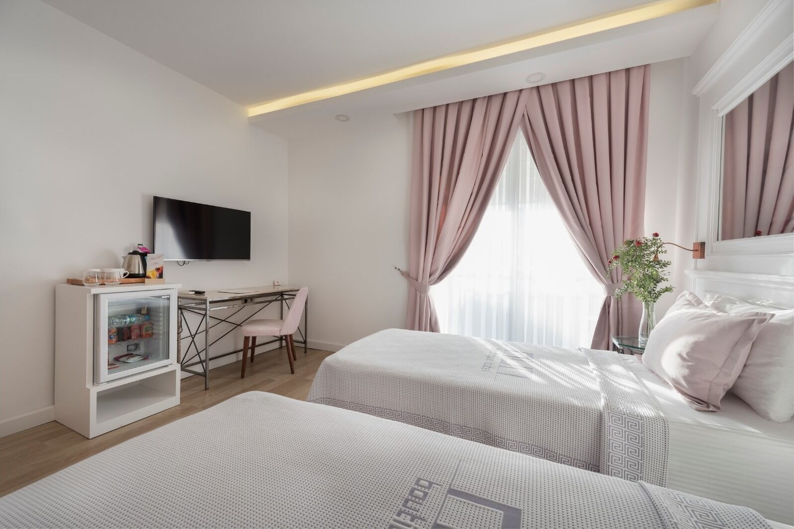 standard room | premium bedding, down duvets, minibar, in-room safe