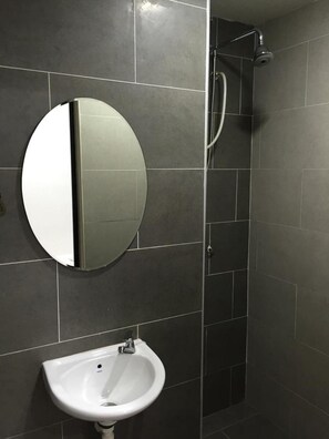 Ducha, artículos de tocador gratuitos, secador de pelo, toallas