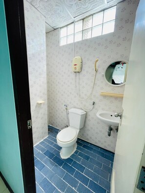 Habitación estándar doble | Baño | Ducha, artículos de higiene personal gratuitos y toallas