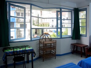 Budget Twin Fan with Shared Bathroom | ตู้นิรภัยในห้องพัก, เตียงเสริม/เปล, Wi-Fi ฟรี, ผ้าปูที่นอน