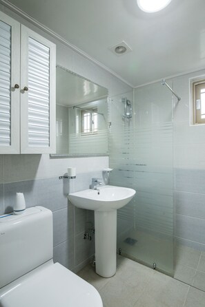 Maison, 2 lits doubles | Salle de bain