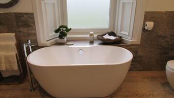 Deluxe Double Room | Bathroom | Hair dryer, towels