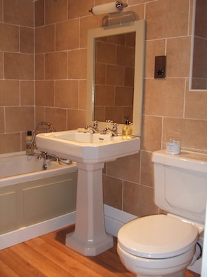 Habitación doble estándar | Baño | Amenidades de baño gratuitas y toallas