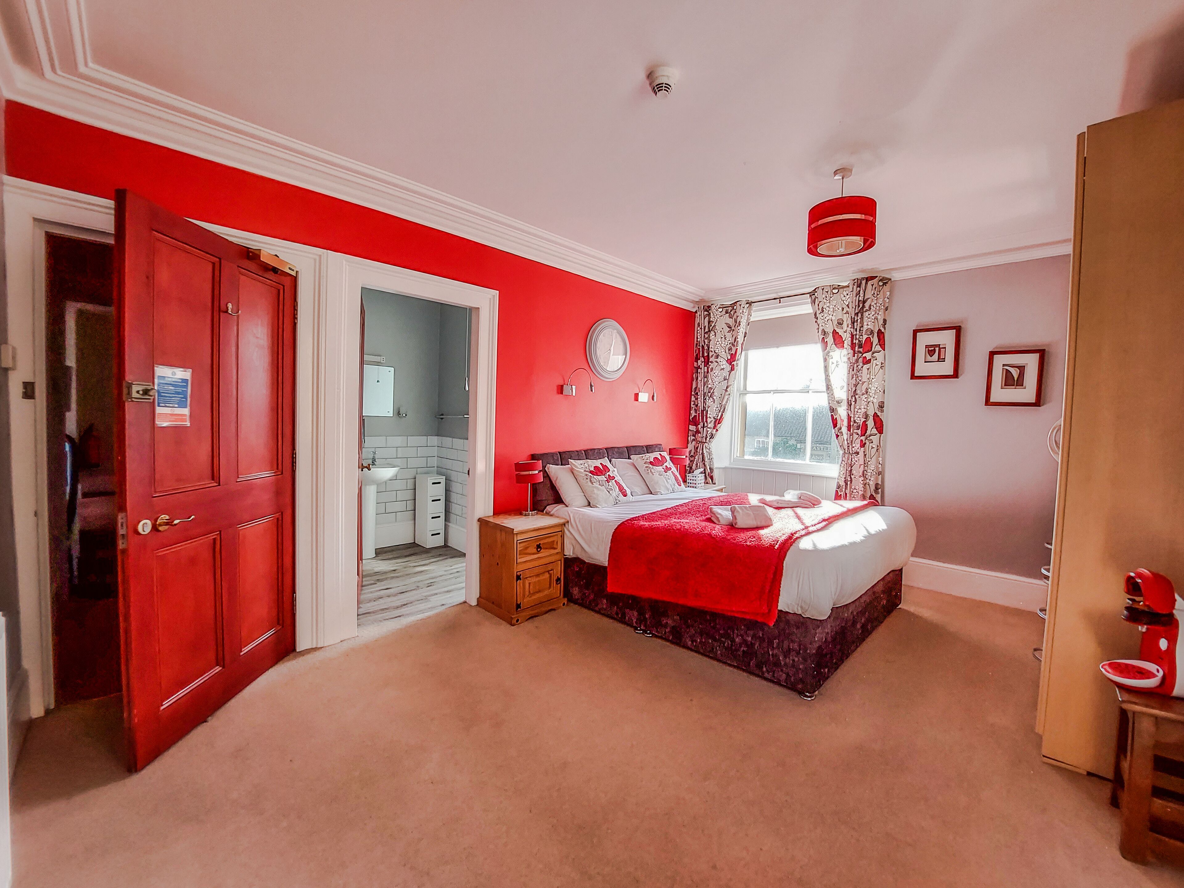 客房内保险箱、办公桌、熨斗/熨板、免费 WiFi