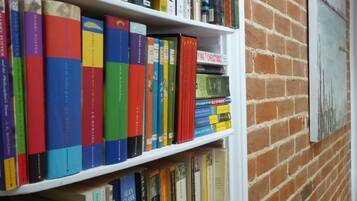 Una estantería con varios libros, algunos con tapas de colores.