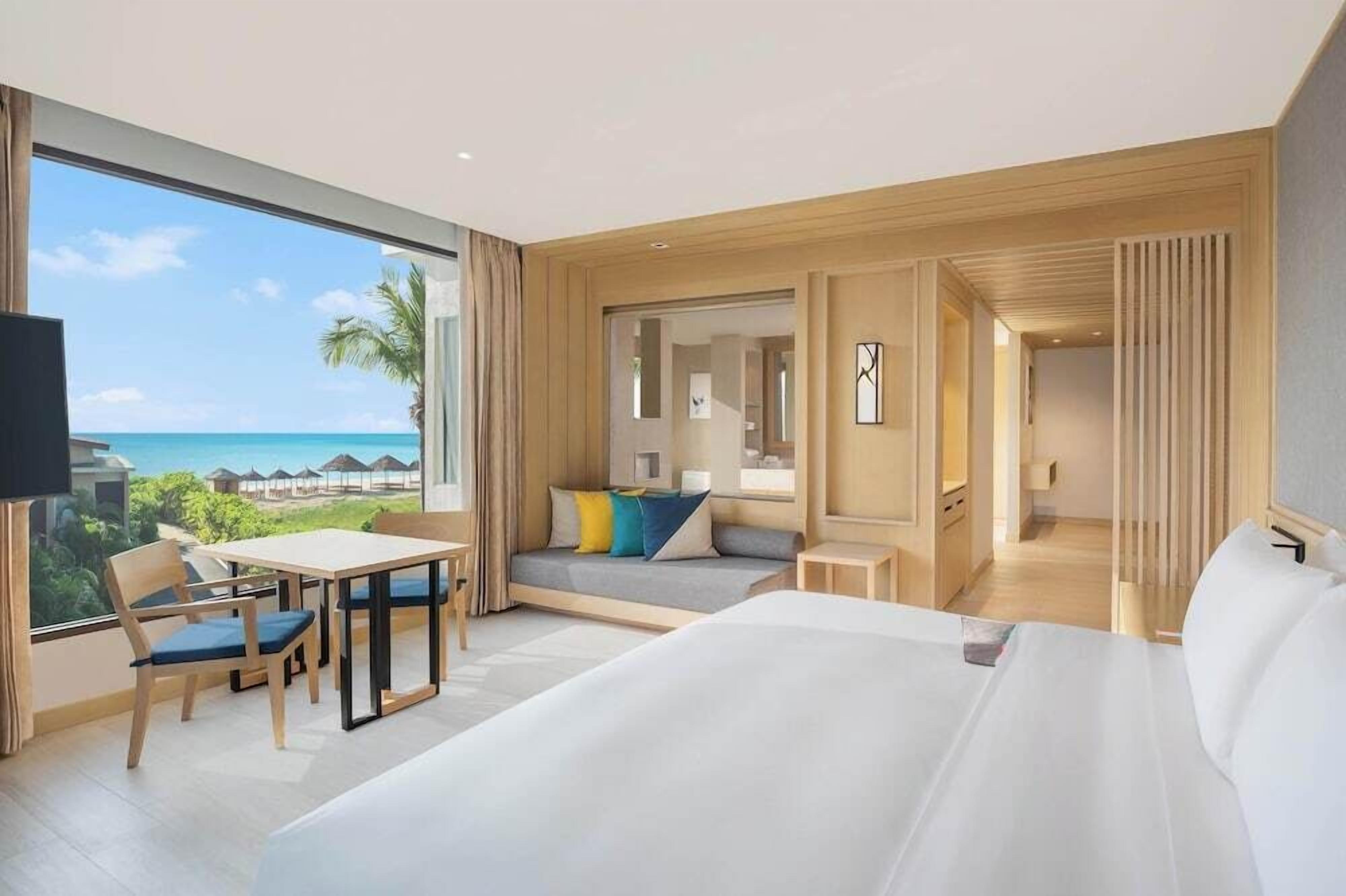 Minibar, caja de seguridad en la habitación y escritorio 