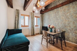 Deluxe apartman, 2 hálószobával | Nappali | Síkképernyős tévé