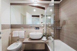 Classic Room, 1 Bedroom | Bathroom | Free toiletries, hair dryer, bidet, towels