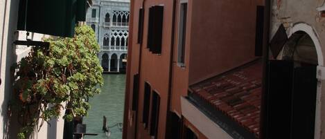 Un canal veneciano estrecho flanqueado por edificios.