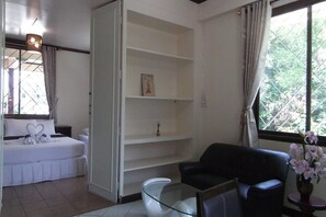 Superior Triple Suite | Living area | Flat-screen TV