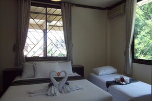 Superior Triple Suite | Desk, blackout drapes, rollaway beds, free WiFi - A & M Villa Pattaya (Pattaya)