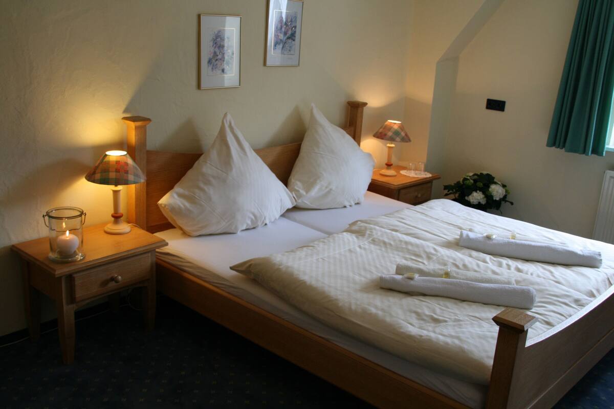Cots/infant beds, free WiFi