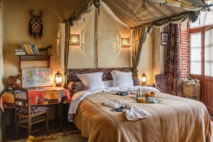 Chambre Double (Safari) | Literie de qualité supérieure, bureau, fer et planche à repasser