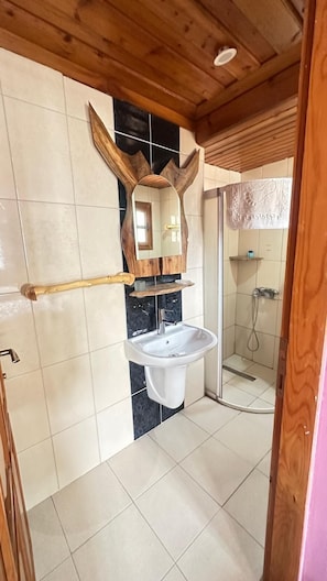 Deluxe Triple Room, 1 Bedroom, Non Smoking, Garden View | Desk, soundproofing, free WiFi, bed sheets