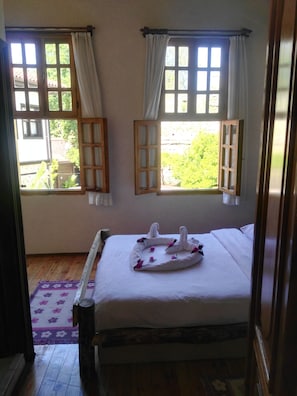 Deluxe Double Room, 1 Bedroom | Desk, soundproofing, free WiFi, bed sheets