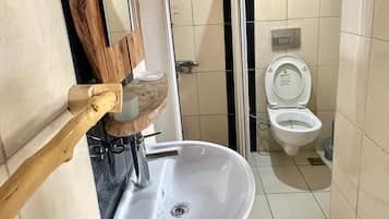 Habitación triple Deluxe, 1 habitación, para no fumadores, vista al jardín | Escritorio, wifi gratis y ropa de cama