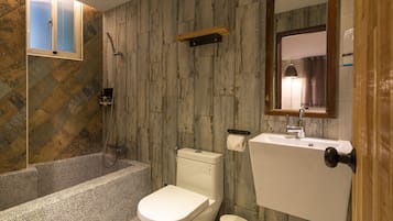 Posh Twin Room Ensuite with Bath | Bathroom | Hair dryer, slippers