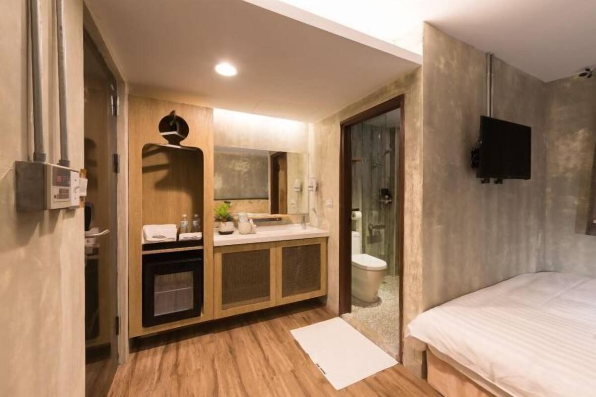 Blackout drapes, WiFi (free)