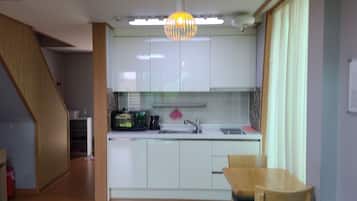 Nhà Duplex | Bếp riêng | Tủ lạnh, bếp nấu, nồi cơm, dụng cụ nấu nướng/bát dĩa/dao nĩa