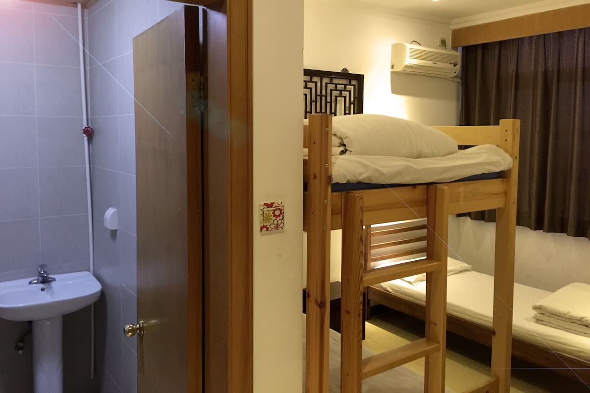 Habitación | Escritorio, wifi gratis y ropa de cama