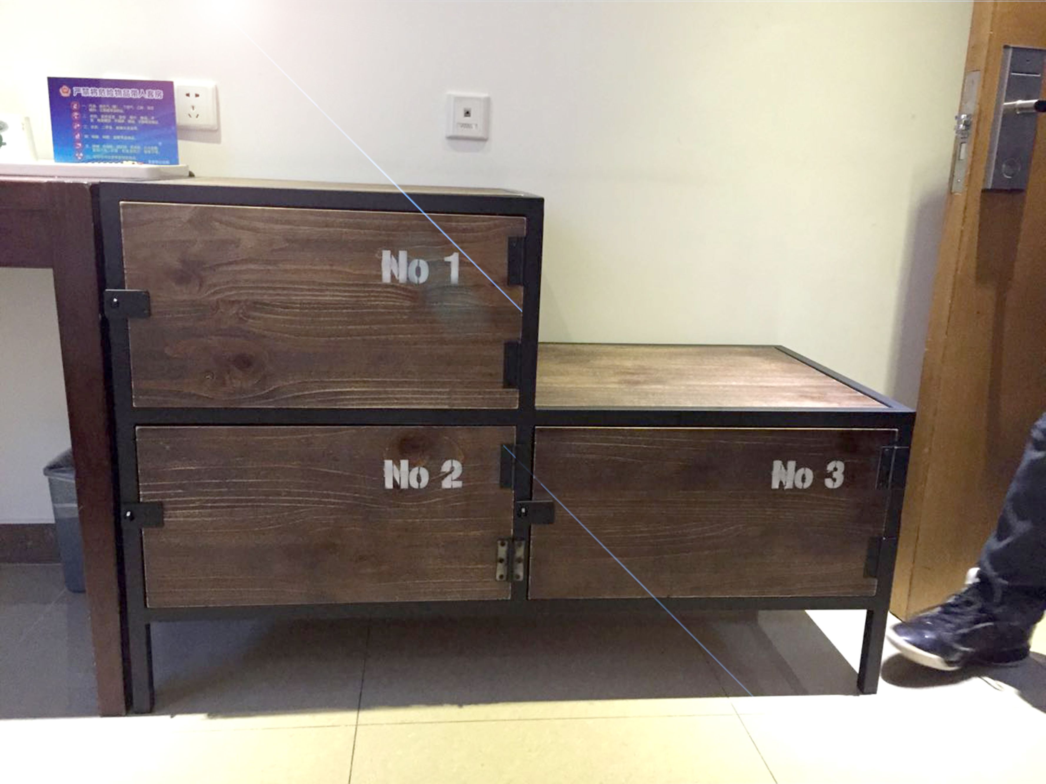 Een houten kastje met drie lades, genummerd 1, 2 en 3.
