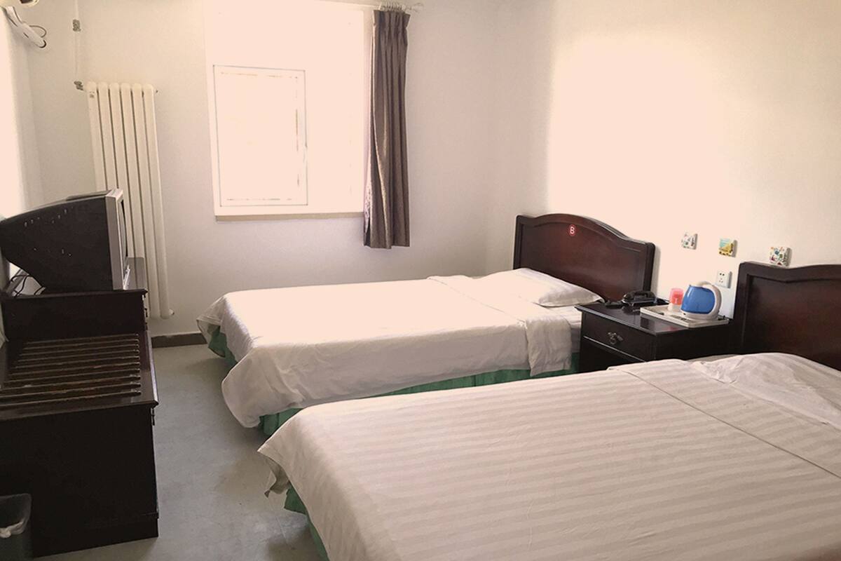 Escritorio, wifi gratis y ropa de cama